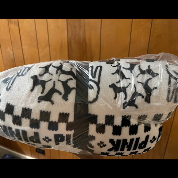 NWT VICTORIA'S SECRET VS PINK Sherpa Blanket - Picture 6 of 8